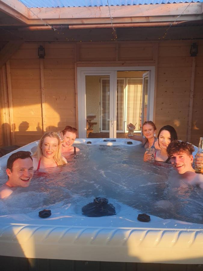 group accommodation sleeps 12 hot tub cinema pets Enniskillen Zewnętrze zdjęcie